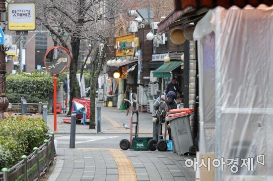 신종 코로나바이러스감염증(코로나19) 확산을 방지하기 위한 사회적 거리두기가 이어지고 있는 22일 서울 마포구 음식거리가 한산한 모습을 보이고 있다./강진형 기자aymsdream@