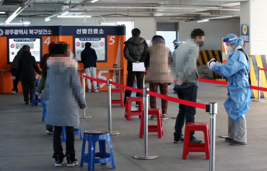 3일 광주 북구선별진료소에서 시민들이 코로나19 검사 접수를 하기 위해 줄 서 있다.  연합뉴스