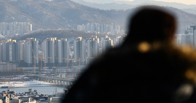 An apartment complex in downtown Seoul seen from Namsan Mountain. Yonhap News