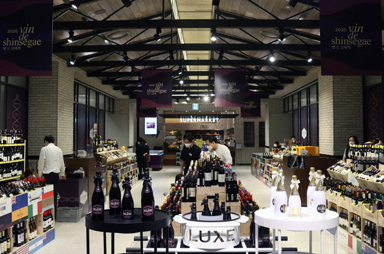 Customers shop for wine at Shinsegae Department Store's main branch in Jung Distrct, central Seoul. [SHINSEGAE DEPARTMENT STORE]