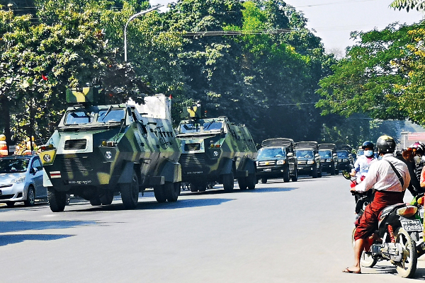 쿠데타를 일으킨 미얀마군의 장갑차가 지난 1일 미얀마 중부의 도시 만달레이의 거리를 지나고 있다. 로이터연합뉴스