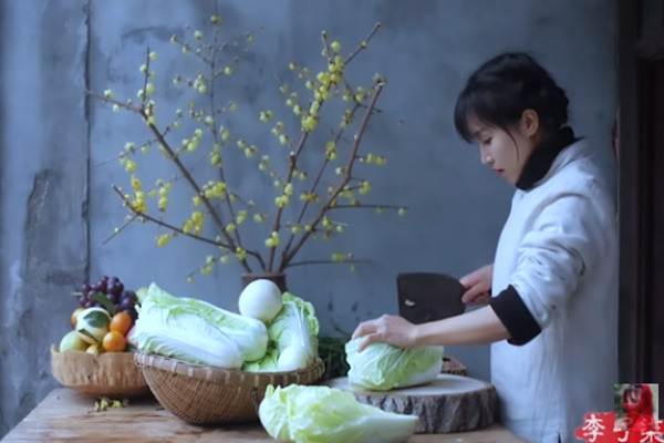 중국 유튜버 리쯔치가 김치를 만드는 모습. 리쯔치 유튜브 캡처