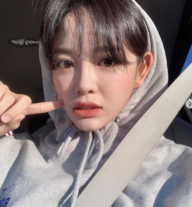 Singer and Actor Kim Se-jeong showed off his distinctive features.Kim Se-jeong posted several selfies on his personal Instagram account on February 4, with the caption Yaho!Kim Se-jeong in the photo is wearing a hood and hiding all his hair.The face is revealed, and the more distinctive features are beautiful, and the Handsome and Pretty charm is highlighted.The beauty of Kim Se-jeong, which is brighter in the winter sunshine, catches the eye.