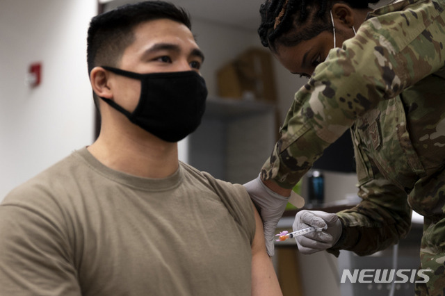 [서울=뉴시스]지난해 12월29일 경기도 평택 오산공군기지에서 주한미군이 모더나 코로나19 백신 접종을 하고 있다. 2020.12.29. (사진=주한미군 제공) photo@newsis.com