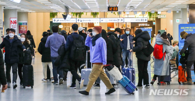 [제주=뉴시스]우장호 기자 = 제주국제공항 1층 도착장에 이용객들의 발걸음이 이어지고 있다. (사진=뉴시스DB) woo1223@newsis.com