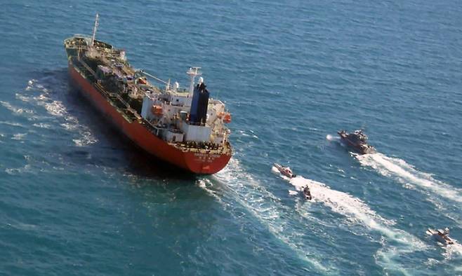 지난 4일 호르무즈해협의 오만 인근 해역에서 항해 중이던 석유화학물질 운반선 한국케미호가 이란 혁명 수비대에 나포되고 있다. AP연합뉴스