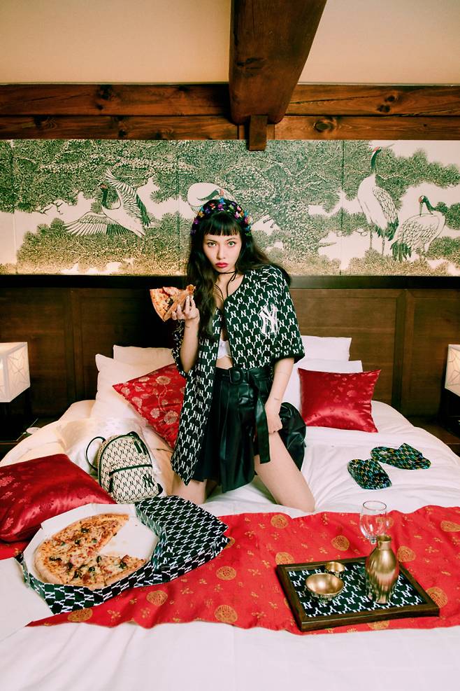 Pictures and videos of the luxurious daily life of Hyona have been released.In this photo released on the 4th, Hyuna showed a new luxury lifestyle that shows the unusual harmony of the East and the West, such as using the Palace yard as a runway and eating Italian pizza and Korean Makgeoli on a bed with silk.The background of the beauty of Korean tradition and modern elements also attracts attention.Meanwhile, Hyuna made a comeback on the 28th with her new mini album Im Not Cool in a year and two months.