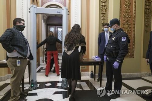 미국 의사당 하원 회의장 앞에서 의회 경위들이 보안검사를 하는 모습. [AP=연합뉴스 자료사진]