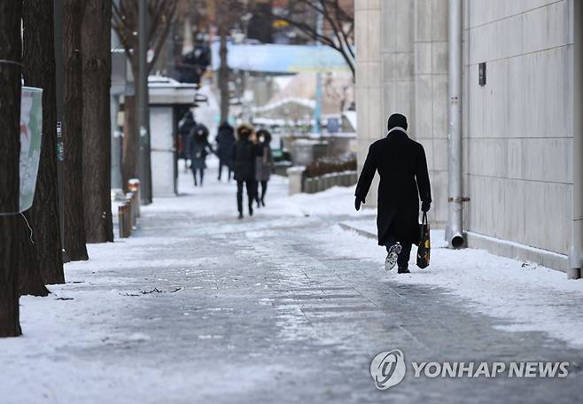 빙판길 조심조심 [연합뉴스 자료사진]