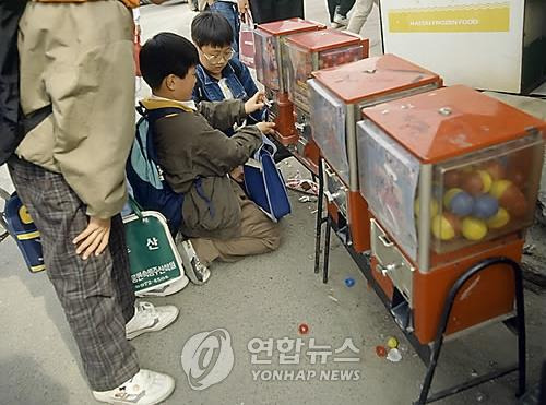 장난감 뽑기 기계 모습. 온라인·모바일 게임의 확률형 아이템도 이런 장난감 뽑기와 같은 방식이라 '랜덤박스', '가챠' 등으로도 불린다.[연합뉴스 자료사진]