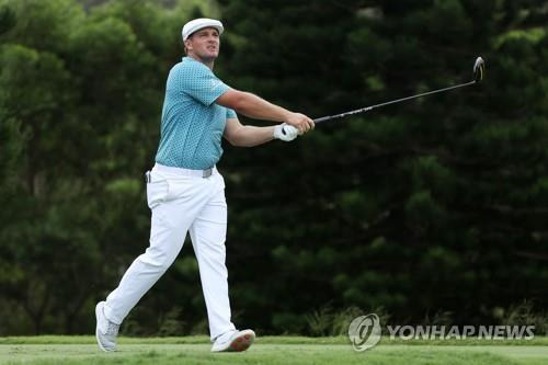 공의 궤적을 쫓는 디섐보. [AFP/게티이미지=연합뉴스]