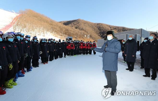 '2022 베이징 동계올림픽' 개최지 시찰하는 시진핑 (베이징 신화=연합뉴스) 시진핑 중국 국가주석이 18일 수도 베이징의 옌칭구에 있는 국립 알파인 스키 센터를 찾아 선수와 코치, 직원들 앞에서 발언하고 있다. 이곳에서는 오는 2022년 베이징 동계올림픽·패럴림픽이 열릴 예정이다. 시 주석이 동계올림픽 개최지를 시찰한 것은 2017년 이후 4번째다. sungok@yna.co.kr