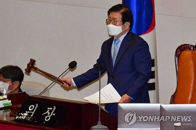 '법관 임성근 탄핵소추안' 상정하는 박병석 국회의장 (서울=연합뉴스) 진성철 기자 = 박병석 국회의장이 4일 국회 본회의에서 '법관(임성근) 탄핵소추안'을 상정하고 있다. zjin@yna.co.kr
