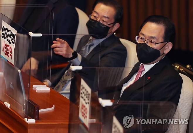 국민의힘, 검은 마스크에 법관 탄핵 반대 문구 붙이고 (서울=연합뉴스) 진성철 기자 = 국민의힘 주호영 원내대표(오른쪽)와 이종배 정책위의장이 4일 국회 본회의장에서 검은 마스크를 쓰고 법관 탄핵 반대 문구를 붙인 채 대화하고 있다.   2021.2.4 zjin@yna.co.kr