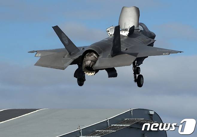 영국 해군이 운용하는 F-35B 수직이착륙기. 사진처럼 엔진 노즐 각도를 조정해 수직 기동이 가능하도록 한 것이 특징이다. © AFP=뉴스1