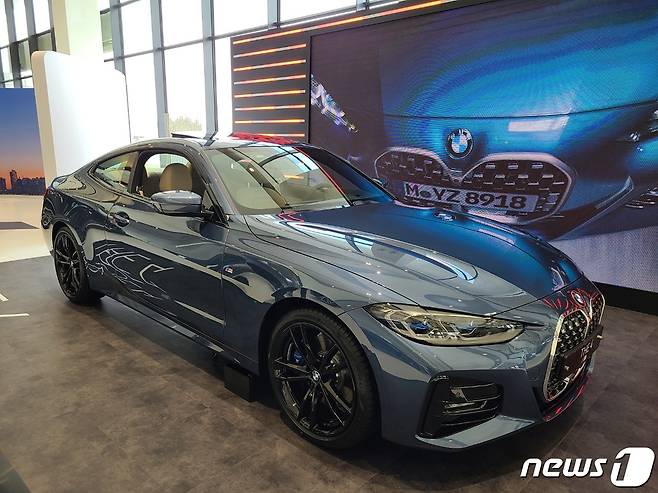 BMW드라이빙센터에 전시된 BMW 뉴 4 쿠페© 뉴스1 김민석 기자