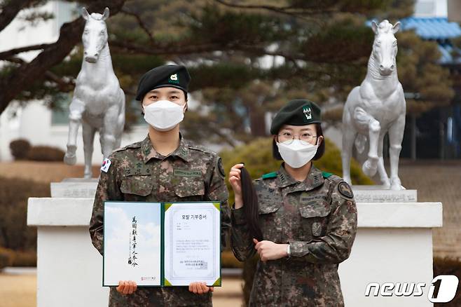 모발을 기증한 함보배 대위(오른쪽)와 김아름 중사. © 뉴스1