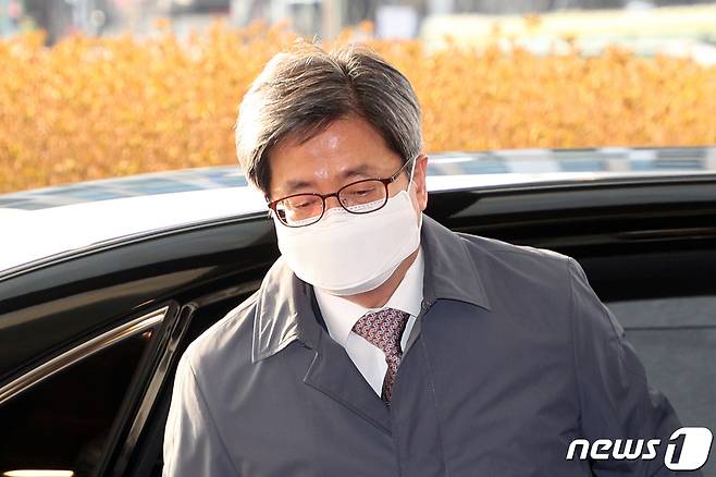김명수 대법원장이 5일 오전 서울 서초구 대법원으로 출근하고 있다. 2021.2.5/뉴스1 © News1 황기선 기자