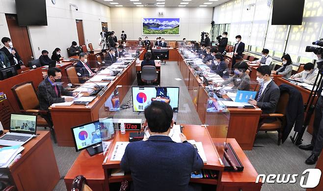 송영길 국회 외교통일위원회 위원장이 5일 오전 서울 여의도 국회에서 열린 정의용 외교부 장관 후보자 인사청문회를 개의하고 있다. 2021.2.5/뉴스1 © News1 신웅수 기자