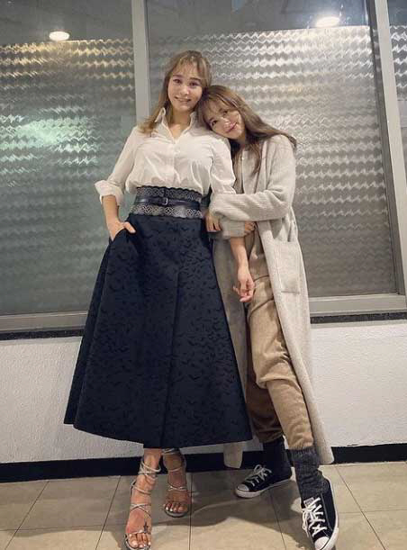 Ock Joo-hyun Kwon Yuri, from Fin.K.L, has revealed an unwavering friendship.Ock Joo-hyun met with Kwon Yuri on the 5th Instagram with the article Kwon Yuris muse and representative, Kwon Yuri, who defeats dryness.Sung Yu-ri, who has been a representative of Kwon Yuri brand, and Ock Joo-hyun, who is actively working as a musical actor, meet for a long time and solve the issue.The two appeared together in the recently recorded AI Great Man and revealed their loyalty.At the time, Ock Joo-hyun was praised for winning the AI ​​singing along with his voice through a blind test of the audience with stormy performance.