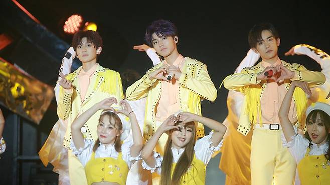 TF보이즈와 같은 아이돌 그룹들은 인기가 많지만 언론은 그들이 좋은 롤모델인가에 대한 질문을 던진다