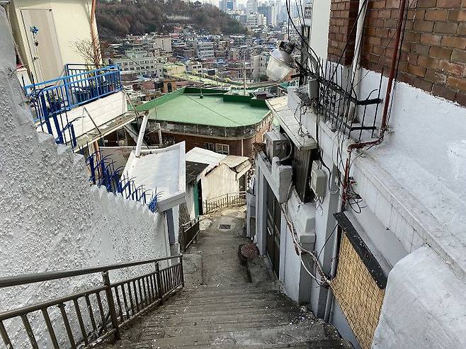 건물을 보존하면서 주택 개량과 편의시설을 보완하는 '수복형 도시재생'을 고집하던 정부가 시장의 요구를 수용 전면철거형 도시재생사업을 활성화하기로 했다. 사진은 서울시가 수복형 도시재생사업을 추진중인 서울 창신동.