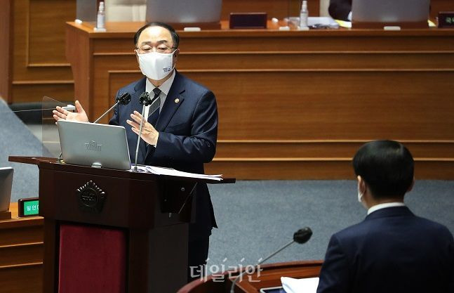 홍남기 경제부총리 겸 기획재정부 장관이 5일 오후 국회 본회의에서 열린 경제분야 대정부 질문에 출석, 더불어민주당 서삼석 의원의 질문에 답하고 있다. ⓒ데일리안 박항구 기자