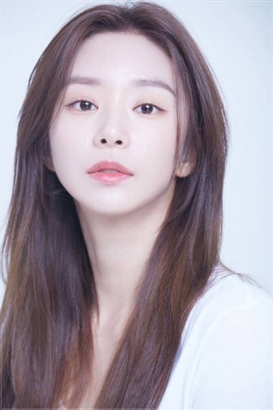이주빈. 에스더블유엠피