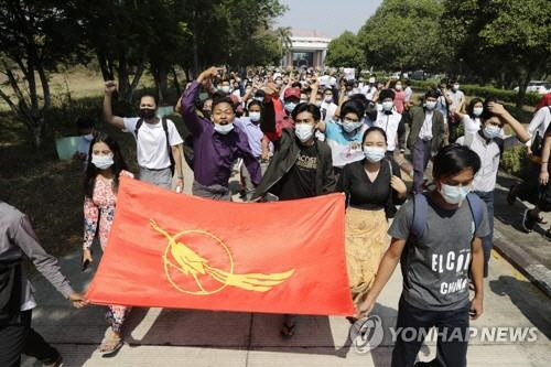 양곤의 다곤대 학생들이 쿠데타에 항의하는 행진을 하고 있다.    [EPA=연합뉴스]
