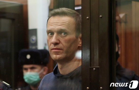 러시아 야권지도자 알렉세이 나발니가 2021년 2월 2일 모스크바 시모노프스키 지방 법원에서 판결을 기다리는 모습. 그는 이날 집행유예가 취소돼 3년 6개월의 징역형을 선고받았다. /사진=뉴스1