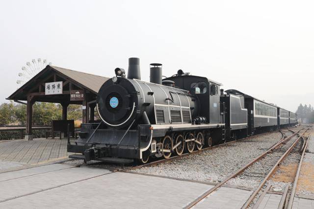 섬진강 기차마을의 증기기관차. 옛 전라선을 활용해 섬진강을 따라 가정역까지 천천히 달린다. ⓒ박준규