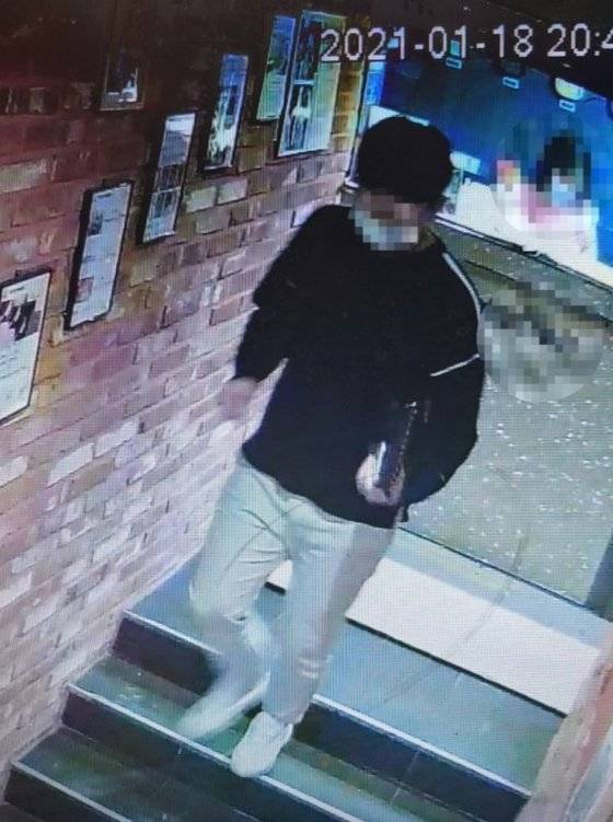 숙박업소 주인 A씨가 올린 손님의 CCTV 속 모습. 온라인 커뮤니티 캡처