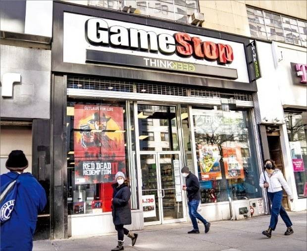 헤지펀드의 공매도에 맞서 게임스톱 주식을 사들였던 미국의 개인 투자자들이 다음 타깃으로 은을 지목하면서 28일(현지시간) 은 관련 상장지수펀드(ETF) 가격이 5%대 급등세를 보였다. 사진은 같은 날 뉴욕 맨해튼의 게임 유통체인 게임스톱 매장 앞. /사진=AP연합뉴스