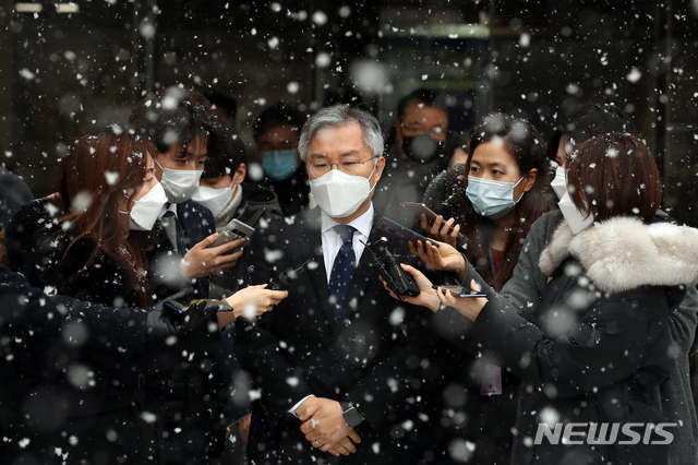 [서울=뉴시스]이윤청 기자 = 조국 전 법무부장관 아들의 허위 인턴 증명서를 발급해준 혐의를 받는 최강욱 열린민주당 대표가 1심 선고 공판에서 징역 8개월, 집행유예 2년을 선고받고 28일 서울 서초구 서울중앙지방법원을 나서고 있다. 2021.01.28. radiohead@newsis.com