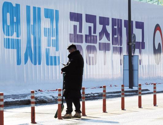 정부가 25번째 부동산 대책을 발표한 4일 서울 한 역세권 공공주택지구 공사현장 모습. [연합]