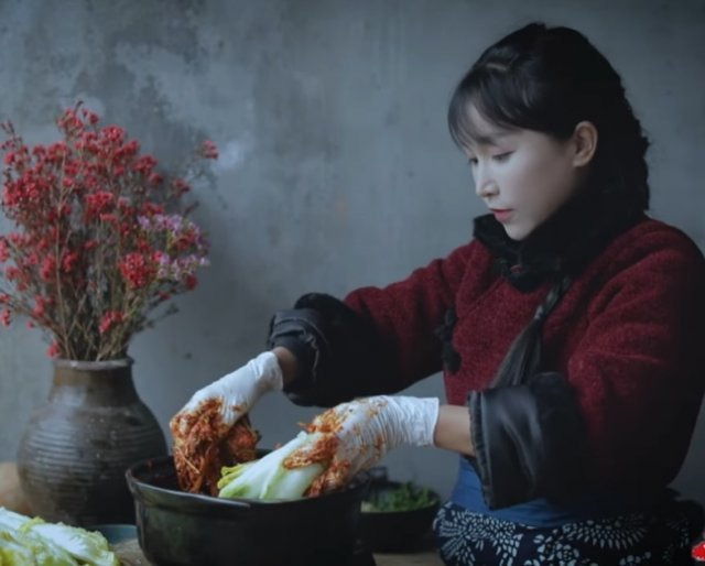 구독자 1400만명을 보유한 중국 유명 유튜버 리쯔치. 한국의 전통 방식으로 배추를 소금에 절이고 양념을 해 김치를 담그는 영상을 올리며 '중국의 음식'이란 해시태그를 달아 논란이 됐다. [리쯔치 유튜브 캡처]