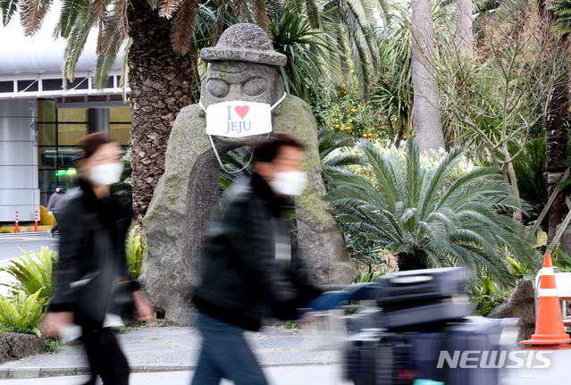 [제주=뉴시스]우장호 기자 = 성탄절인 25일 오전 제주국제공항 1층 도착장에서 관광객이 이동하고 있다. 제주 도내 신종 코로나바이러스 감염증(코로나19) 누적 확진자는 이날 자정 기준 총 349명이다. 2020.12.25. woo1223@newsis.com