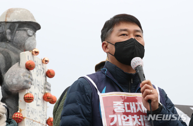 [서울=뉴시스] 전진환 기자 = 양경수 민주노총 위원장 당선인이 지난해 12월29일 오전 중대재해기업처벌법 즉각 제정 촉구 단식돌입 및 일만인 동조단식 선포 기자회견이 열린 서울 여의도 국회 앞에서 발언하고 있다. 2020.12.29. amin2@newsis.com