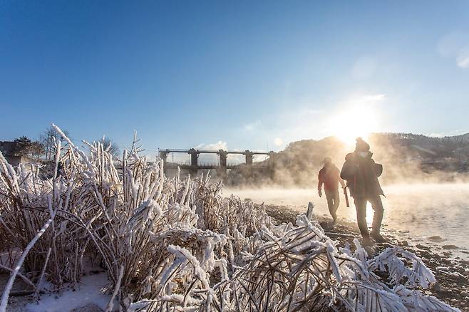 대청댐의 보조댐인 용호제에서 맞는 아침 일출에 상고대와 물안개가 몽환적인 분위기를 더해 환상적인 경치를 선사해 주고 있다.