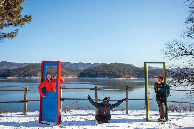 청남대가 한눈에 들어오는 전망쉼터에는 김성선 대장이 직접 만든 벤치와 문이 자리 잡고 있다