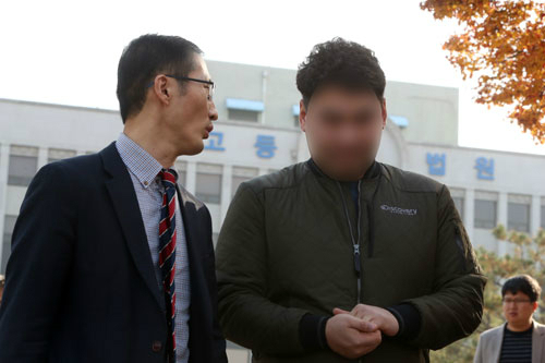 박준영(왼쪽) 변호사와 피해자 최모씨(오른쪽). 연합뉴스