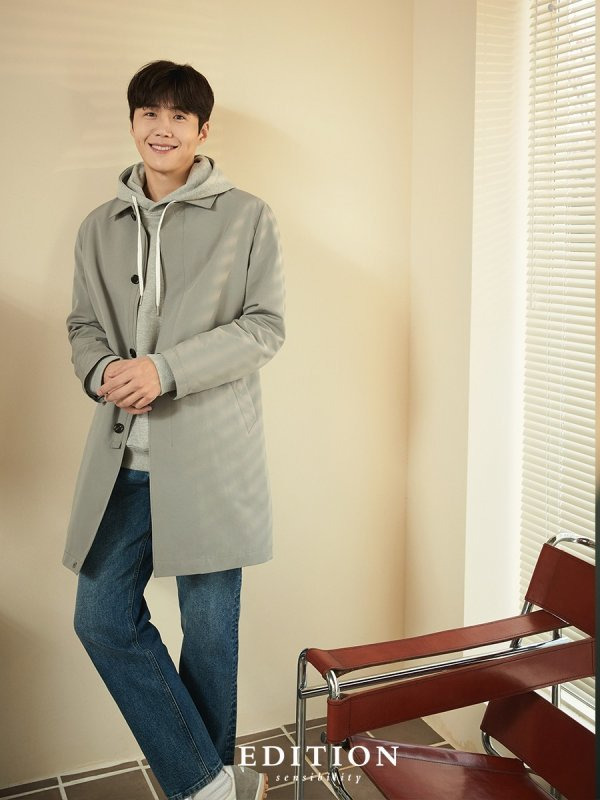 Salt Entertainment, a subsidiary company, released a new picture on the 5th with the news that the clothing brand Edition Sensors Billy selected Actor Kim Seon-ho as Brand Model for the 2021 S/S season.In addition, Kim Seon-ho has created a sensual spring look by matching items that can be used as a male spring daily look such as jacket, sweatshirt, slacks, and denim through the picture.He has a simple design and a neat silhouette, and boasts an edition sensor mobility and a breathtaking breath that presents a modern concept.