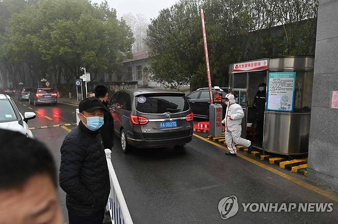 중국 허베이성 질병통제센터 방문하는 WHO 조사팀 [AFP=연합뉴스]