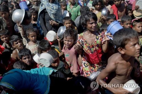 방글라데시 난민캠프의 구호식품 배급소에 몰려든 로힝야족 어린이들. [AP=연합뉴스]