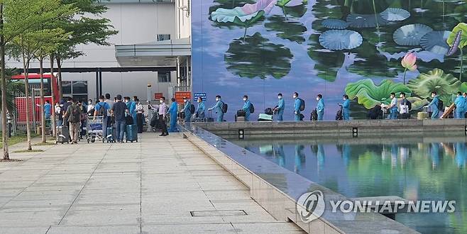 베트남 하노이 공항으로 특별입국하는 한국 기업인 [대한상공회의소 베트남사무소 제공=연합뉴스 자료 사진. 재판매 및 DB 금지]