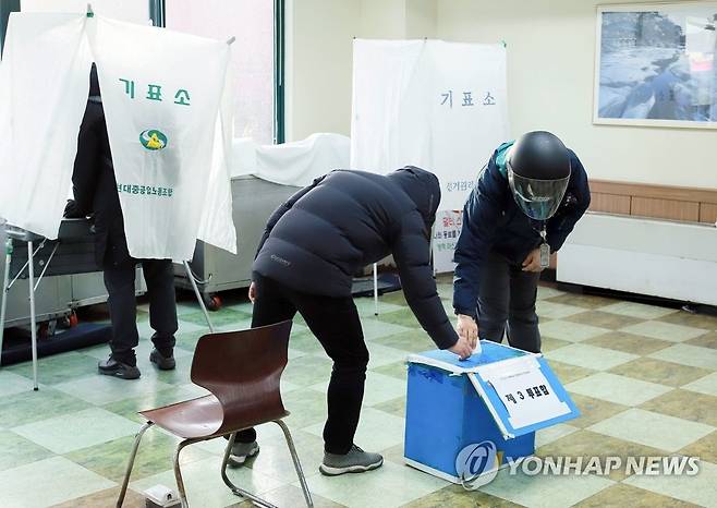 임단협 찬반투표하는 현대중공업 조합원들 (울산=연합뉴스) 현대중공업 노조 조합원들이 5일 울산 본사에서 2019년과 2020년 임단협 잠정합의안에 대한 찬반투표를 하고 있다. 2021.2.5 [현대중공업 제공. 재판매 및 DB 금지] canto@yna.co.kr