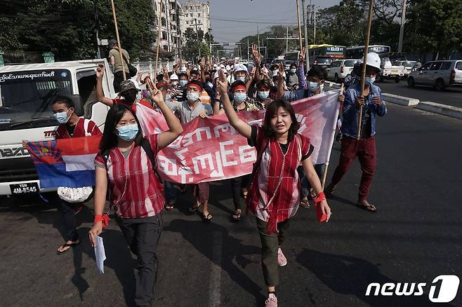 6일 미얀마 양곤에서 열린 군사 쿠데타 반대 시위에서 시위대가 저항의 상징인 '세 손가락 경례'를 하고 있다. © AFP=뉴스1