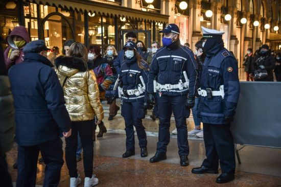 이탈리아 밀라노의 유명 관광지 두오모 광장 입구에서 지난해 12월18일(현지시간) 경찰이 코로나19 확산 방지를 위해 바리케이드를 치고 입장객 수를 통제하고 있다. (사진=연합뉴스)