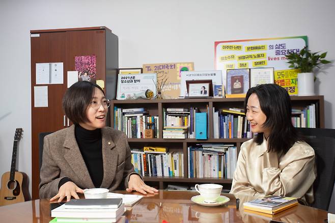장혜영(왼쪽) 의원과 후원회장 이슬아 작가. 이 작가는 “후원회장 됐다니까 글쓰기 배우는 학생들이 ‘아미(방탄소년단 팬클럽)’ 회장 같은 거냐고 묻더라”며 웃었다. /이신영 영상미디어 기자
