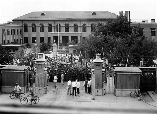 <1967년 8월 22일, 베이징의 영국대사관에 모여 시위하는 홍위병들. 그날 밤 10시 20분경부터 홍위병들은 관사의 창문을 깨고 진입하기 시작했다./ 공공부문>